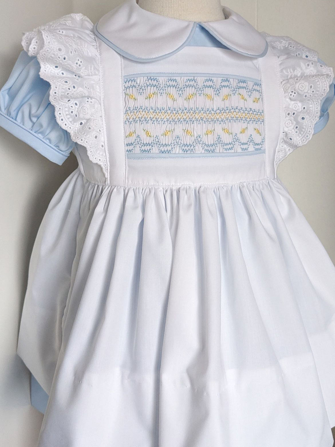 Biała sukienka smock dla dziew – Baby Clothing Dresser recenzja i cena
