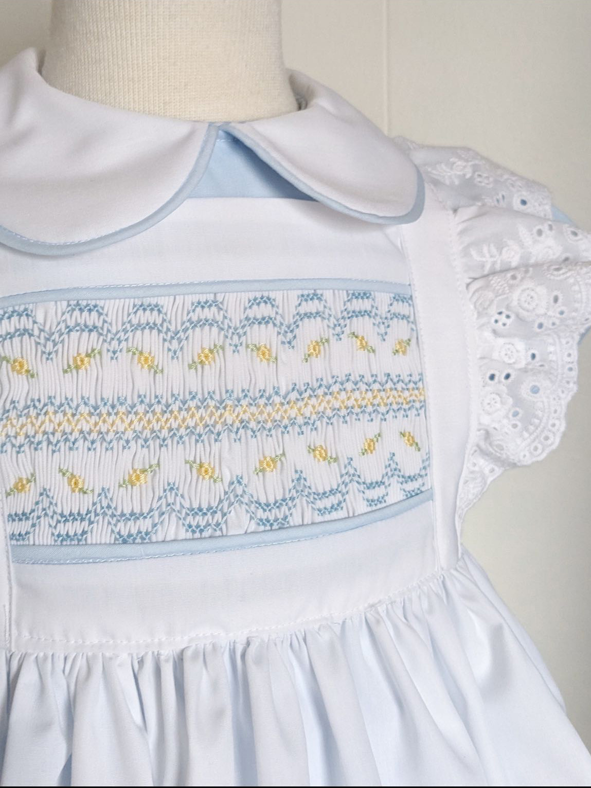 Biała sukienka smock dla dziew – Baby Clothing Dresser recenzja i cena