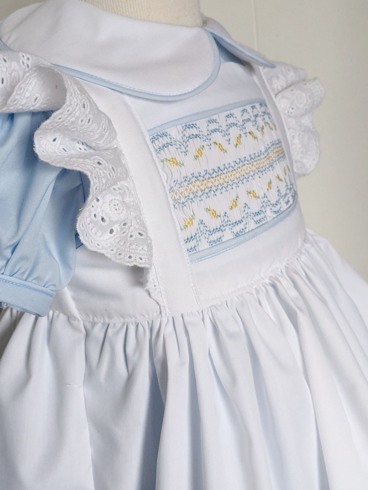 Biała sukienka smock dla dziew – Baby Clothing Dresser recenzja i cena