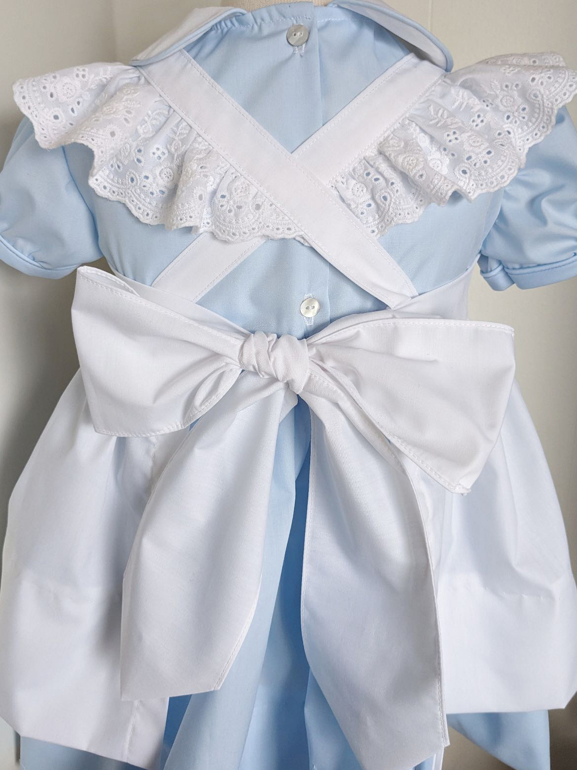 Biała sukienka smock dla dziew – Baby Clothing Dresser recenzja i cena